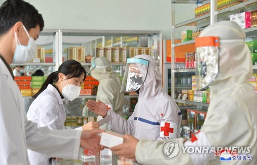 의약품 공급에 투입된 북한 군의관들./연합뉴스