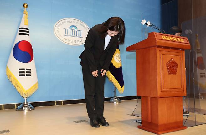 박지현 더불어민주당 공동비상대책위원장이 24일 서울 여의도 국회 소통관에서 대국민 호소 기자회견을 하며 고개 숙여 인사하고 있다. ⓒ연합뉴스