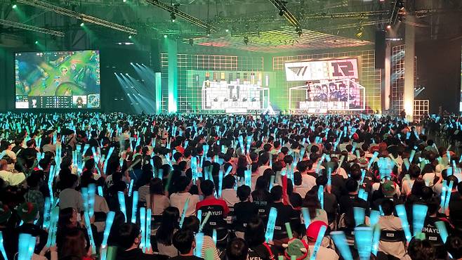 29일 오후 부산 해운대구 벡스코에서 열린 ‘MSI 2022’ 결승전에서 4000여명의 팬들이 경기를 관람하고 있다. 연합뉴스