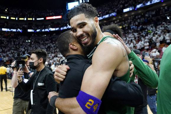 코비의 ‘맘바 멘탈리티’로 일관한 제이슨 테이텀이 자신을 꺾었던 적들을 이기고 NBA 파이널 진출에 성공했다. 게티이미지 제공