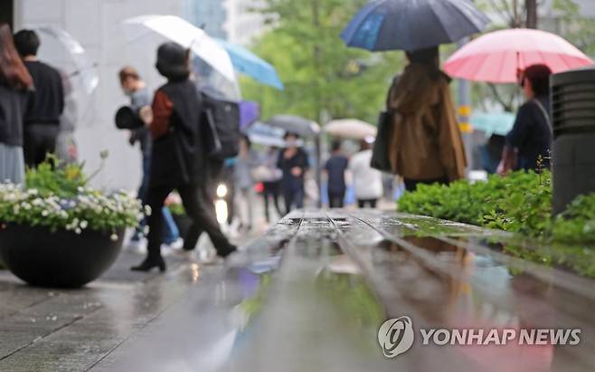 서울 종로구 광화문역 인근에서 출근길 시민들이 우산을 쓰고 걸어가고 있다. [연합뉴스 자료사진]