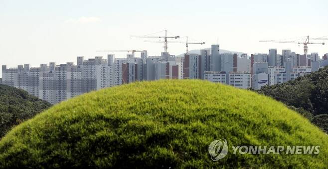 김포 장릉 조망 가린 신축 아파트 단지 [연합뉴스 자료사진]