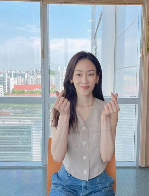 Actor Seo Hyun-jin shows off her bright beautyManagement Forest will be on the official Instagram account on the 31st. Forest # Field Forest # Hyunjin Everyone who wants to see!, along with the article, promoting a radio program that predicted the appearance of Seo Hyun-jin.The photo shows a figure of Seo Hyun-jin wearing a finger heart with a bright smile.In particular, Seo Hyun-jin reveals a pure charm with a gentle smile.Meanwhile, the movie Casiopea starring Seo Hyun-jin is about to be released on June 1.