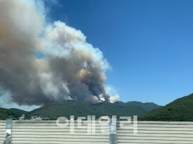 경남 밀양에서 발생한 산불이 주변 지역으로 확산하고 있다. (사진=산림청 제공)