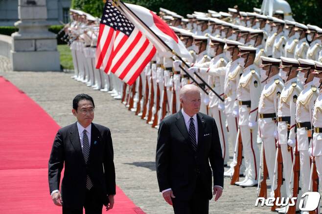 조 바이든 미국 대통령이 23일(현지시간) 도쿄 아카사카 궁에서 열린 환영식서 기시다 후미오 일본 총리와 의장대를 사열하고 있다. © AFP=뉴스1 © News1 우동명 기자