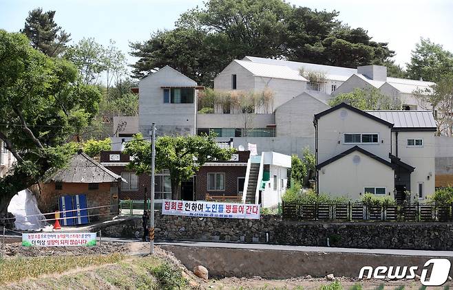 26일 경남 양산시 평산마을 문재인 전 대통령 사저 주변에 문 전 대통령 비판 단체 시위로 인한 이지역 주민들의 피해 호소 현수막이 걸려져 있다. 2022.5.26/뉴스1 © News1 김영훈 기자