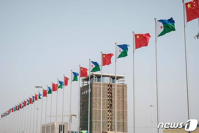 2018년 아프리카 지부티(Djibouti) 도시 내 중국 오성홍기가 지부티 국기와 나란히 게양돼 있다. © AFP=뉴스1 © News1 정윤영 기자