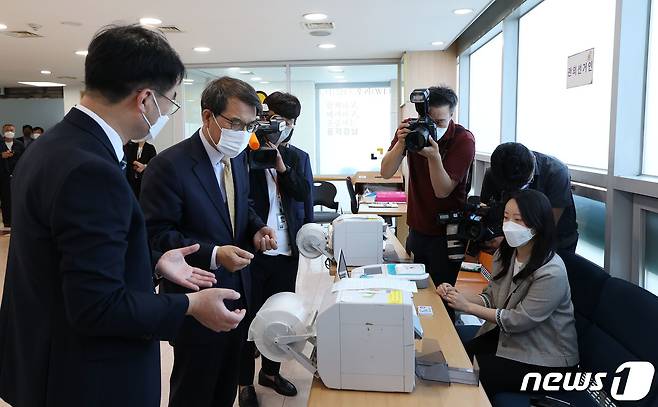 노태악 중앙선거관리위원장이 제8회 전국동시지방선거 사전투표를 하루 앞둔 26일 서울 강남구 대치4동주민센터에 마련된 대치4동사전투표소를 찾아 현장점검을 하고 있다. (공동취재) 2022.5.26/뉴스1 © News1 박세연 기자