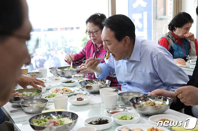 윤석열 대통령이 31일 부산 중구 자갈치시장의 한 횟집에서 조승환 해양수산부 장관, 상인·어업인 대표들과 오찬을 하고 있다. 대통령실사진기자단 2022.5.31/뉴스1 © News1 안은나 기자