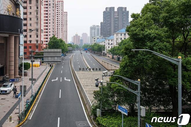 30일(현지시간) 코로나19 봉쇄령 해제를 앞둔 중국 상하이 도로의 텅 빈 모습이 보이고 있다. © AFP=뉴스1 © News1 우동명 기자