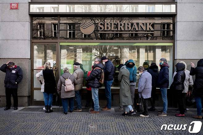 2월 25일 러시아 시민들이 돈을 찾기 위해 러시아 대표은행인 스베르방크 앞에 길게 줄을 서고 있다. © AFP=뉴스1 © News1 박형기 기자