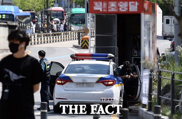 교통 흐름을 방해한 유세 차량을 단속하기 위해 순찰차가 나섰다.