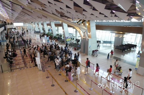 인천 계양을 국회의원 보궐선거에 나선 더불어민주당 이재명 후보가 내놓은 ‘김포공항 이전’ 공약이 지방선거의 막판 변수로 떠올랐다. 31일 김포공항 국내선 청사 모습. /문호남 기자 munonam@