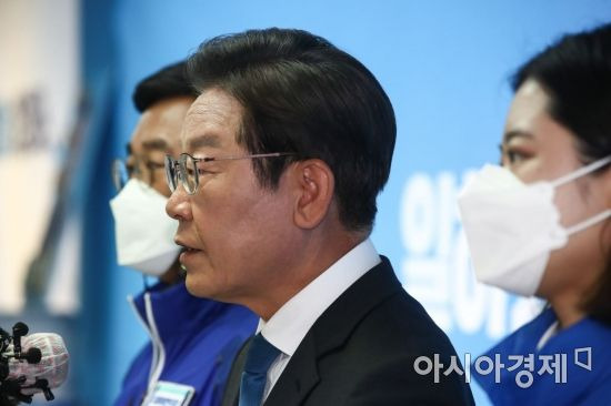 이재명 더불어민주당 총괄선대위원장과 윤호중, 박지현 공동상임선대위원장이 30일 인천 계양구 이 후보 캠프사무실에서 합동 기자회견을 하고 있다./윤동주 기자 doso7@