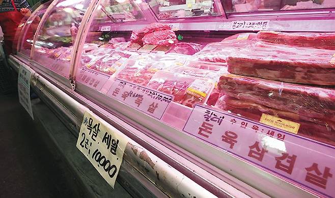 30일 서울의 한 전통시장 정육점에 외국산 돼지고기가 진열돼 있다. 정부는 ‘금겹살’로 불릴 만큼 치솟는 돼지고기 값을 낮추기 위해 수입 물량에 대한 관세(현행 22.5~25%)를 연말까지 0%로 낮추기로 했다. /연합뉴스