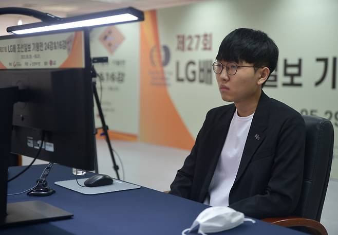 현역 타이틀 보유자인 신진서. 31일 위정치를 가까스로 눌러 LG배 사상 첫 2연패를 노리게 됐다.