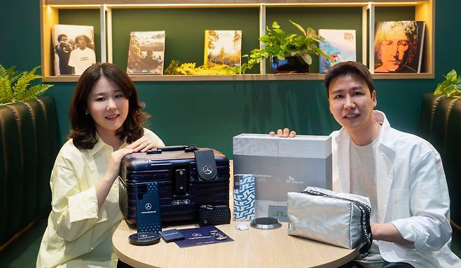 SK텔레콤이 여러 브랜드와 함께 선보인 '한정판 에디션'을 개발한 염정은 디지털사업팀 매니저(왼쪽)와 김동현 스마트디바이스팀 매니저. /SK텔레콤 제공