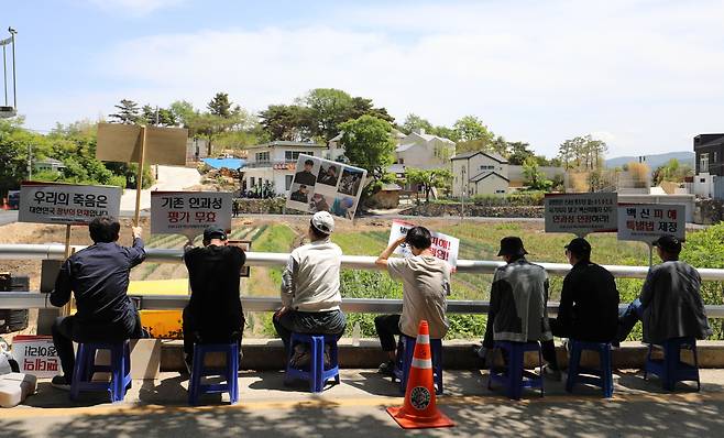 15일 경남 양산 평산마을 문재인 전 대통령 사저 일대에서 '코로나19 백신 피해모임' 집회가 열리고 있다. /뉴스1