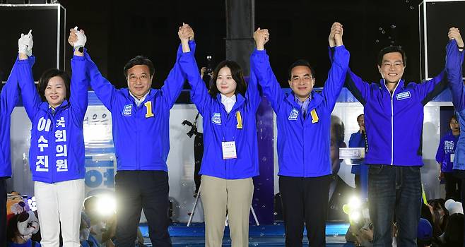 더불어민주당 윤호중 박지현 공동비대위원장 등 지도부가 31일 서울 용산역광장에서 열린 송영길 서울시장 후보의 마지막 집중유세에서 지지를 호소하고 있다. /연합뉴스