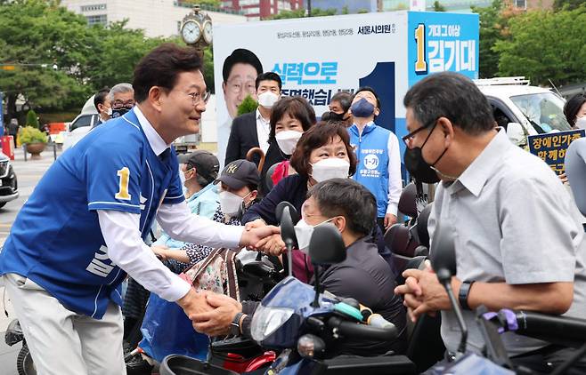 송영길 더불어민주당 서울시장 후보가 지방선거 마지막 날인 31일 서울시 성동구 왕십리역 앞에서 열린 유세에서 시민과 인사하고 있다. 연합뉴스