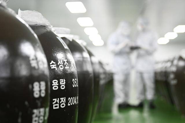 화요의 경기 여주공장에서 증류식 소주 '화요'가 옹기 안에서 숙성되고 있다. 화요 제공