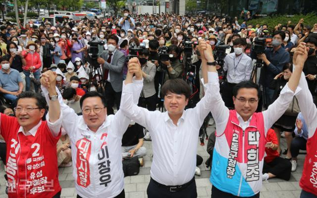 국민의힘 이준석 대표를 비롯한 당 관계자들이 30일 오전 대전시 서구 둔산동에서 열린 이장우 대전시장 후보 지원 유세에서 지지를 호소하고 있다. 공동취재사진