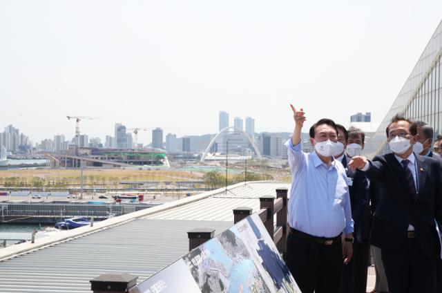 윤석열(왼쪽) 대통령이 31일 부산 국제여객터미널에서 2030 부산엑스포 부지를 둘러보고 있다. 대통령실사진기자단