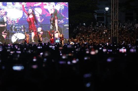 26일 고려대학교 축제 무대에서 걸그룹 에스파가 공연을 하고 있다. 연합뉴스