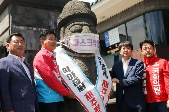 이준석 국민의힘 당 대표가 31일 오전 제주도청 앞에서 김포공항 이전을 공약한 더불어민주당 후보들을 비판하는 기자회견을 한 뒤 기념촬영하고 있다.사진 왼쪽은 허향진 제주도지사 후보, 오른쪽은 부상일 '제주시을' 국회의원 보궐 선거 후보. 뉴스1