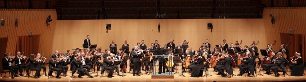 지휘자 장한나와 바이올리니스트 길 샤함이 지난 29일 아트센터인천에서 빈 심포니 오케스트라와 함께 브람스 바이올린협주곡을 연주하고 있다. /WCN 제공