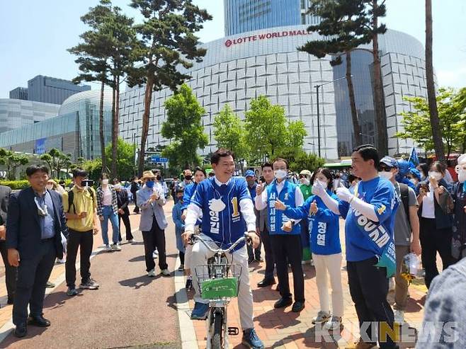 송영길 더불어민주당 서울시장 후보가 31일 서울 잠실역 유세에서 '따릉이 공약'을 발표한 후 자전거를 타고 있다.&nbsp; &nbsp;사진=이승은 기자