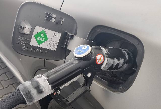 수소자동차에 수소를 충전하고 있는 모습. 위키미디어 커먼스