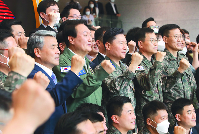 윤석열 대통령이 30일 서울 용산 국방부·합동참모본부 청사에서 이곳 직원들로부터 선물 받은 공군 항공 점퍼를 입고 이종섭(왼쪽) 국방부 장관, 원인철 합참의장 등과 기념촬영을 하고 있다. 취임 후 처음으로 국방부와 합참을 방문한 윤 대통령은 “날로 우리의 안보 상황은 엄중해지고 있다”며 북한의 도발에 대한 군의 대비태세를 점검했다. 김지훈 기자