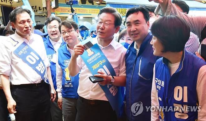 더불어민주당 이재명 총괄선대위원장이 31일 인천시 남동구 모래내 시장을 방문해 청과물가게에서 인천시민임을 강조하며 인천 이음카드로 과일을 구매하고 있다. / 사진=국회사진기자단