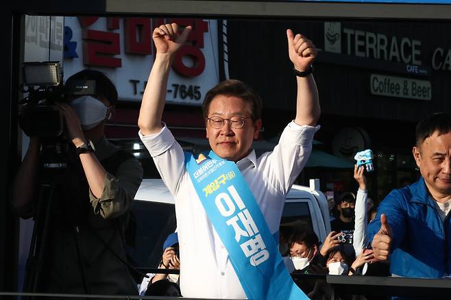 이재명 더불어민주당 총괄선대위원장이 31일 오후 인천 계양구 계산역 앞에서 집중유세를 펼치고 있다. / 사진=연합뉴스