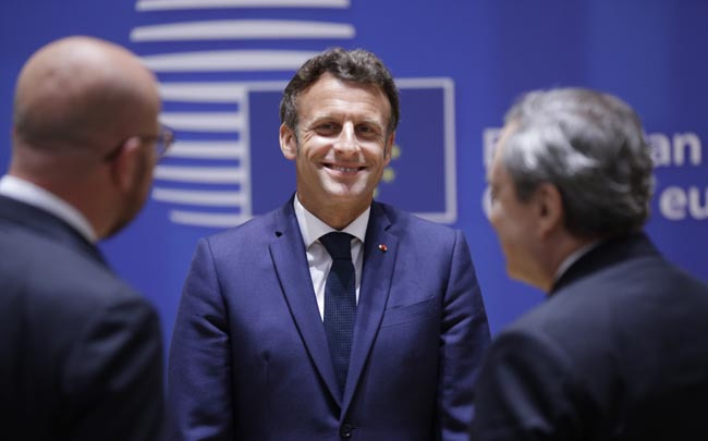 30일(현지시간) 벨기에 브뤼셀에서 열린 유럽연합(EU) 정상회의에서 에마뉘엘 마크롱(가운데) 프랑스 대통령이 대화하고 있다. EPA 연합뉴스