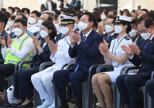 윤석열 대통령이 31일 오전 부산항 국제여객터미널 크루즈 부두에서 열린 제27회 바다의 날 기념식에서 박수를 치고 있다. [연합]