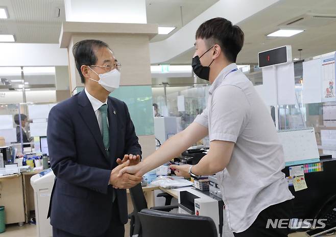 [세종=뉴시스] 강종민 기자 = 한덕수 국무총리가 31일 오후 세종시 새롬동행정복지센터를 찾아 직원들을 격려하고 있다. 2022.05.31. ppkjm@newsis.com