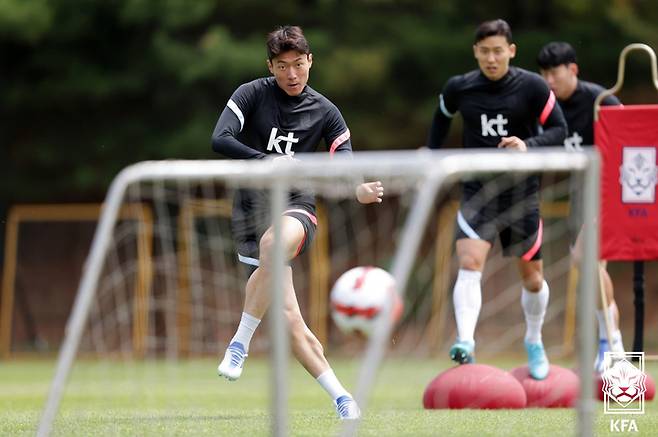 [서울=뉴시스] 남자축구대표팀 황의조가 31일 경기 파주시 파주트레이닝센터에서 훈련을 하고 있다. 축구대표팀은 오는 6월 2일 브라질과 평가전을 치른다. (사진=대한축구협회 제공) 2022.05.31. photo@newsis.com *재판매 및 DB 금지