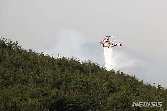 [양산=뉴시스] 안지율 기자 = 31일 오후 경남 밀양시 부북면 춘화리에서 산불이 발생한 가운데 살림청 헬기가 진화에 나서고 있다. 2022.05.31. alk9935@newsis.com