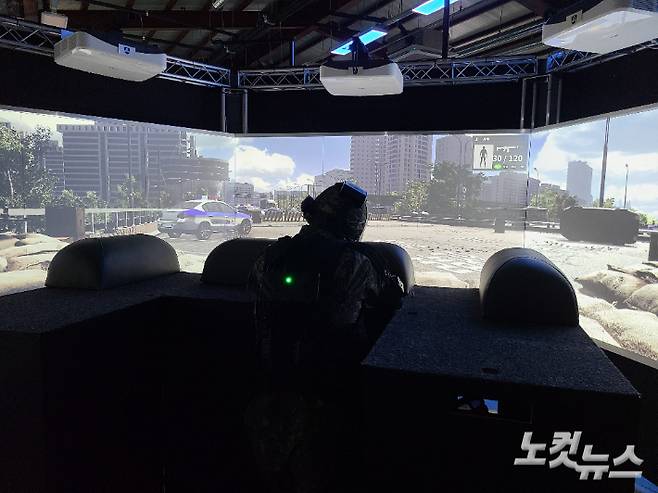 한남대교를 배경으로 VR 영상모의사격 시범을 보이는 우리 군 장병. 김형준 기자