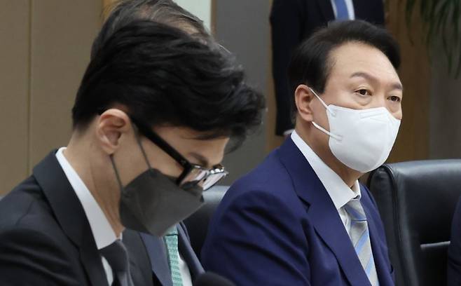 윤석열 대통령이 지난 26일 세종시 정부세종청사에서 열린 국무회의에서 발언을 하고 있다. 왼쪽은 한동훈 법무부 장관. 연합뉴스