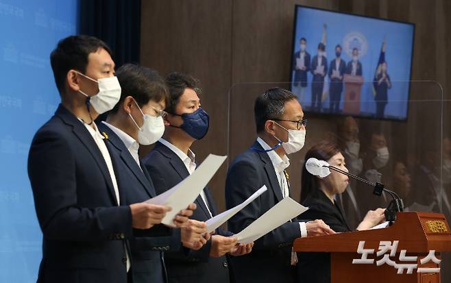 더불어민주당 국회 법제사법위원회 위원들이 지난 25일 서울 여의도 국회 소통관 기자회견장에서 '윤석열 정부의 검찰 국정장악시도 중단 촉구 기자회견'을 하고 있다. 윤창원 기자