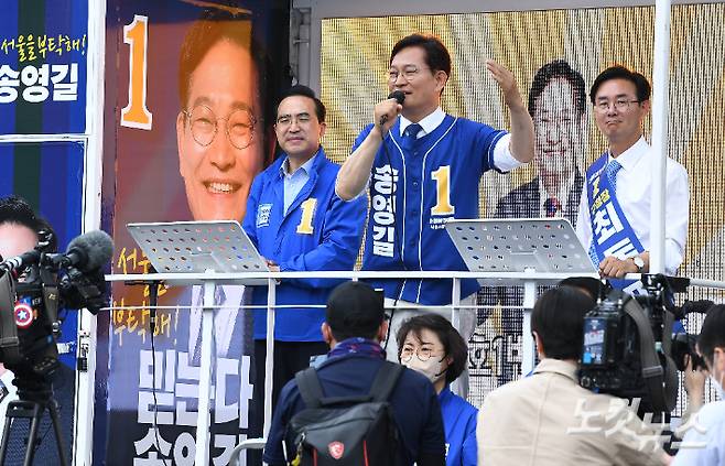 더불어민주당 송영길 서울시장 후보가 지난 30일 서울 동대문구 경희대학교 인근에서 유권자들의 지지를 호소하고 있다. 왼쪽은 더불어민주당 박홍근 원내대표. 오른쪽은 최동민 동대문구청장 후보. 국회사진취재단