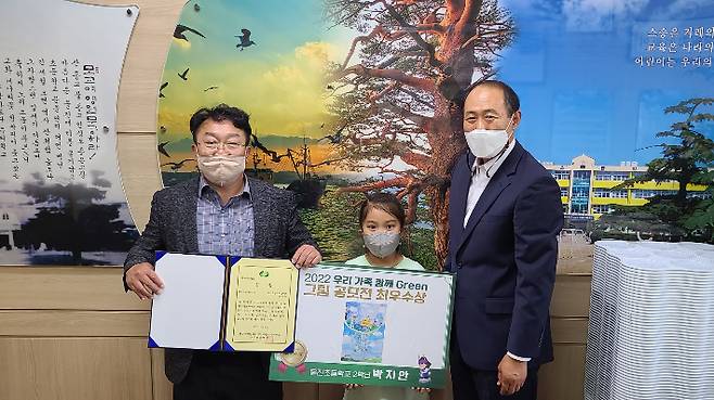 우리 가족 함께 green 그림 공모전 최우수상을 수상한 울진초등학교 박지안 어린이. 한울본부 제공