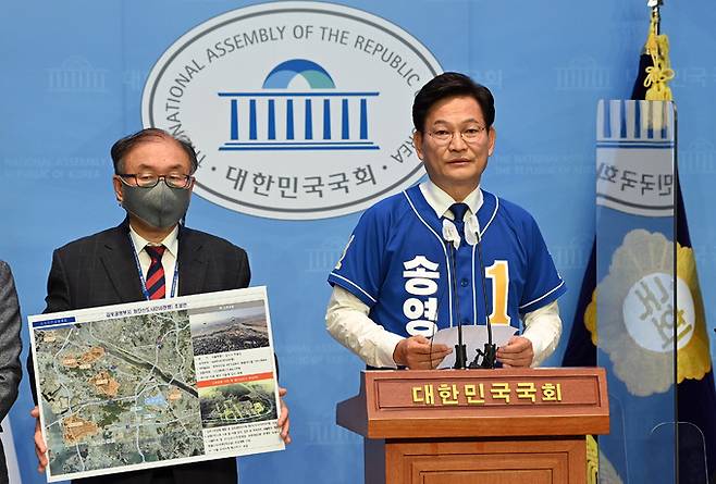 더불어민주당 송영길 서울시장 후보(오른쪽)가 30일 서울 여의도 국회 소통관에서 ‘김포공항 이전’ 후 해당 부지에 첨단신도시를 조성하겠다는 ‘서부 대개발 정책’ 발표 기자회견을 하고 있다. 뉴시스