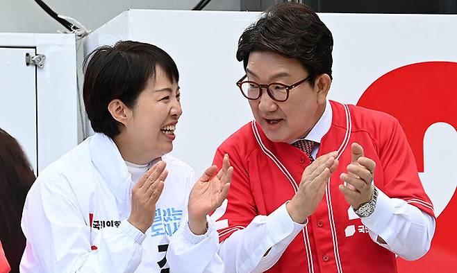 국민의힘 김은혜 경기도지사 후보와 권성동 원내대표가 31일 경기 성남시 분당구 야탑역 앞에서 열린 중앙선대위 경기도 총집결 필승 유세에서 대화하고 있다. 국회사진기자단