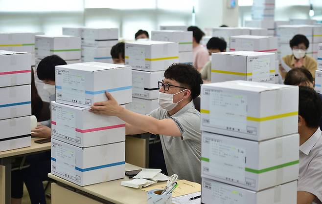 제8회 전국동시지방선거 본 투표를 이틀 앞둔 30일 오후 대구 달성군 선거관리위원회 대회의실에서 투표소 운영방법과 투표용지 검수 등 투표관리관 교육이 진행되고 있다.   뉴시스