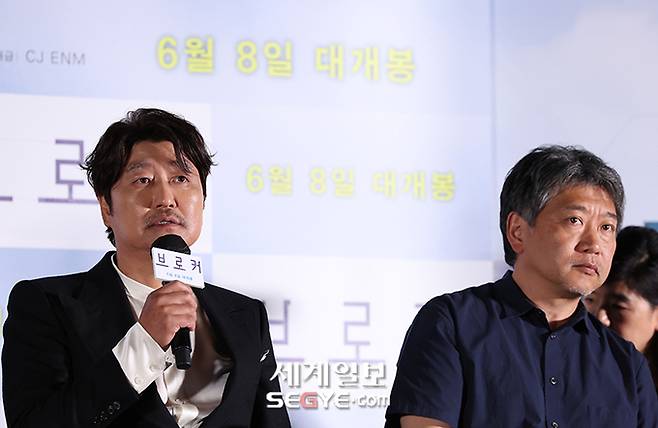 배우 송강호(왼쪽)와 고레에다 히로카즈 감독이 31일 오후 서울 용산 CGV에서 열린 영화 ‘브로커’의 언론 시사회에 참석해 취재진의 질문에 답하고 있다. 