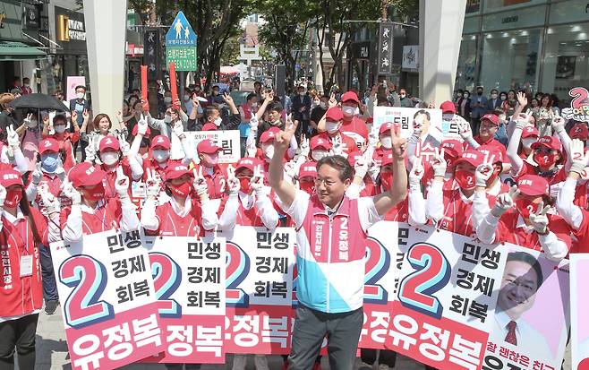 국민의힘 유정복 인천시장 후보가 31일 부평문화의거리에서 집중유세를 펼치며 지지를 호소하고 있다. 유 후보 선대위 제공